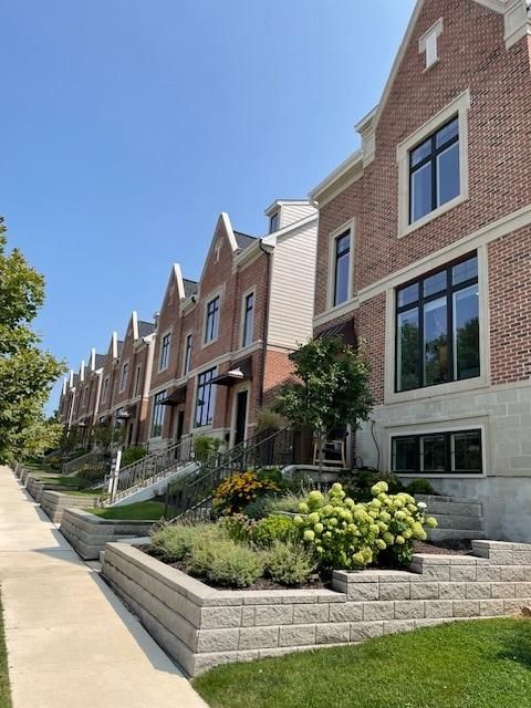 A row of brick houses are lined up next to each other
