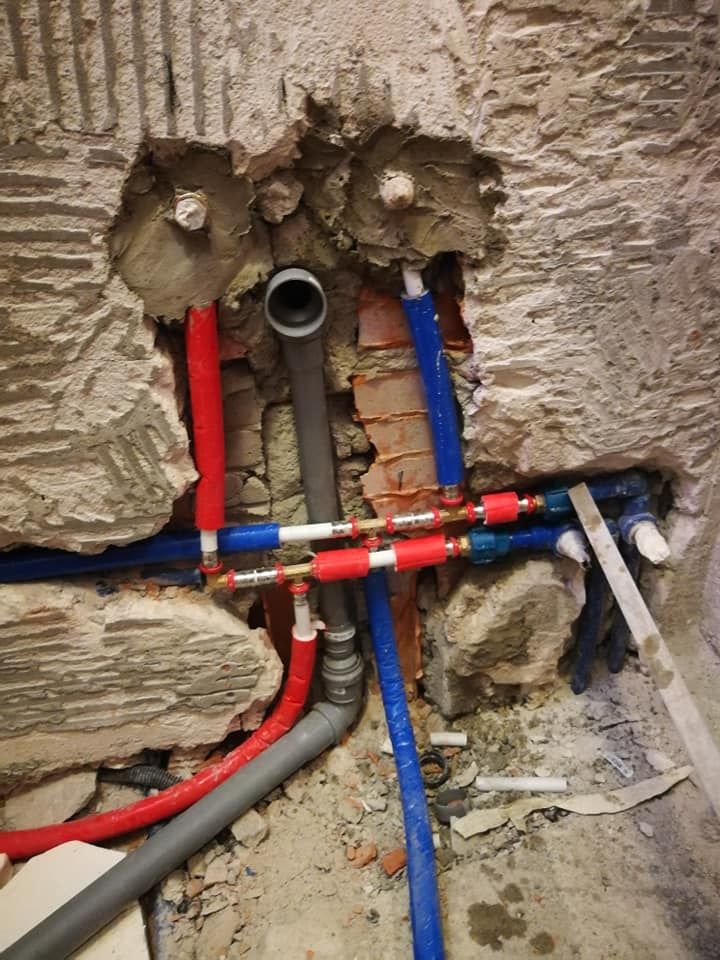 Da un buco nel muro escono dei tubi