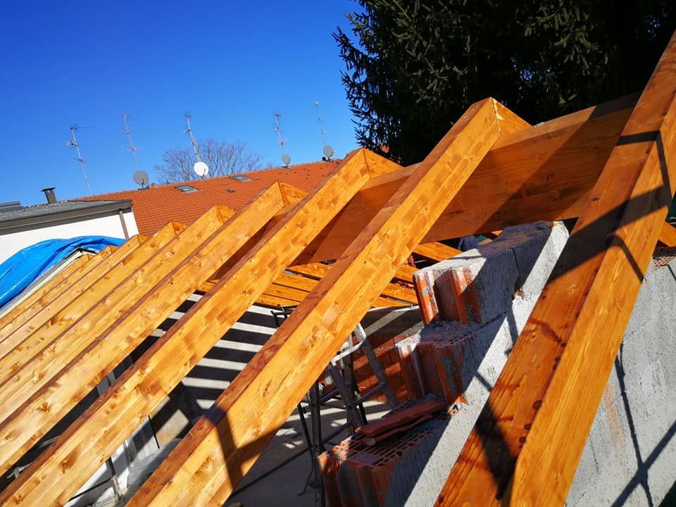È in corso la realizzazione del tetto con travi in ​​legno e mezzane.