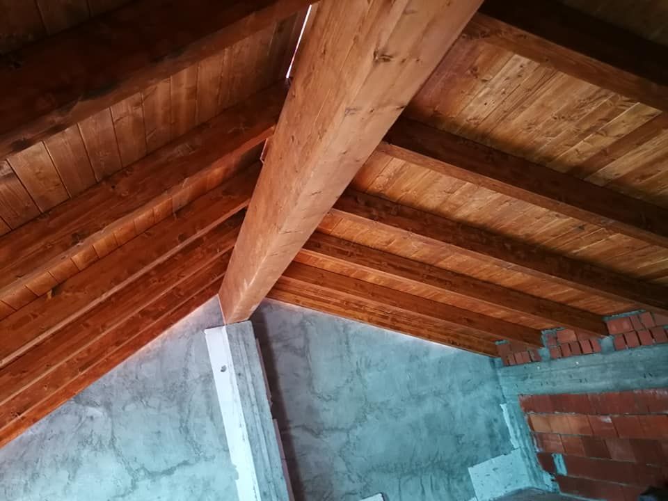 Il soffitto di un edificio è costituito da travi di legno.