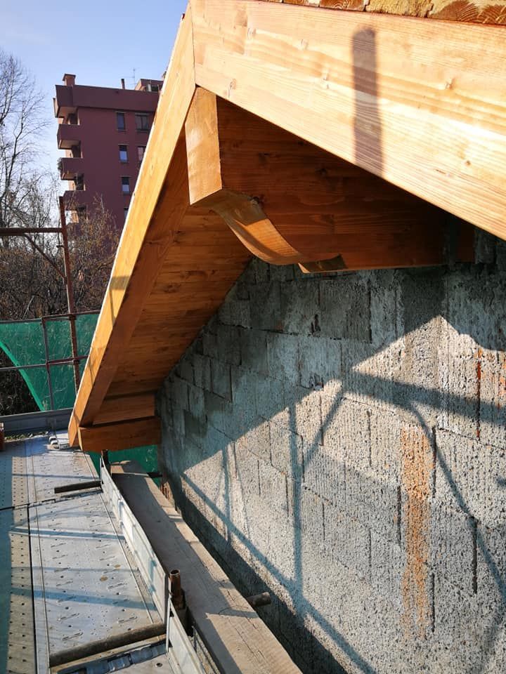 Su un edificio si sta costruendo un tetto in legno