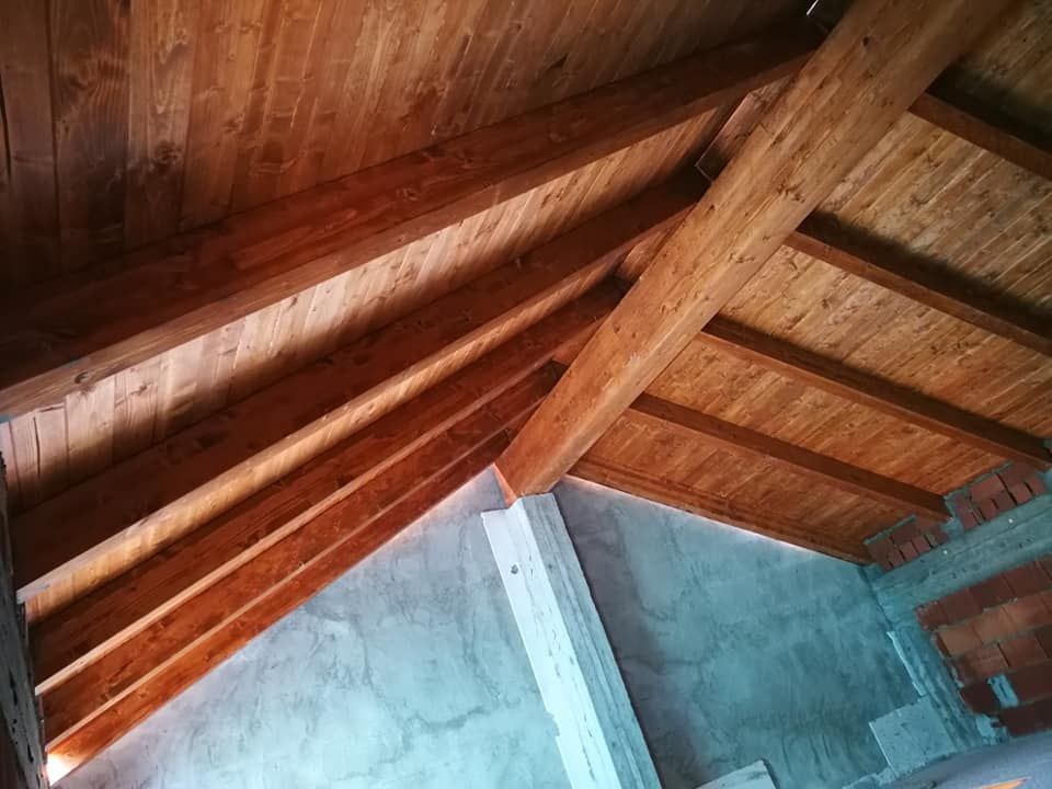 Un soffitto in legno con travi in ​​legno in una stanza.