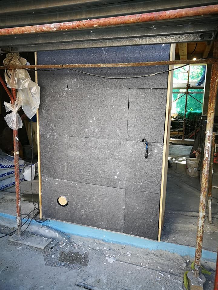In un edificio si sta costruendo un muro con un buco.