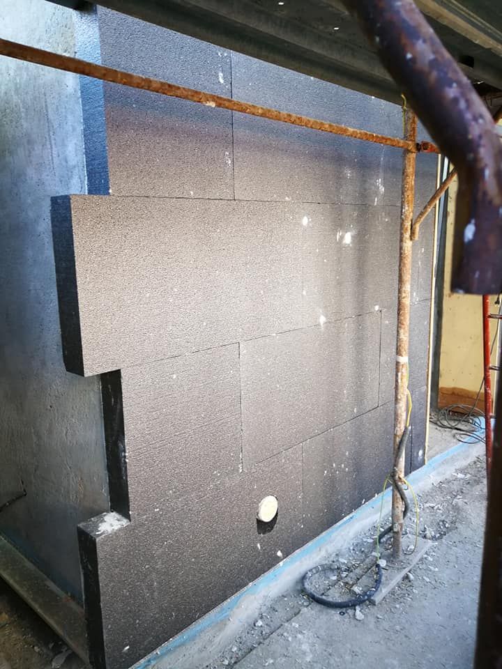 Si sta costruendo un muro con un buco.