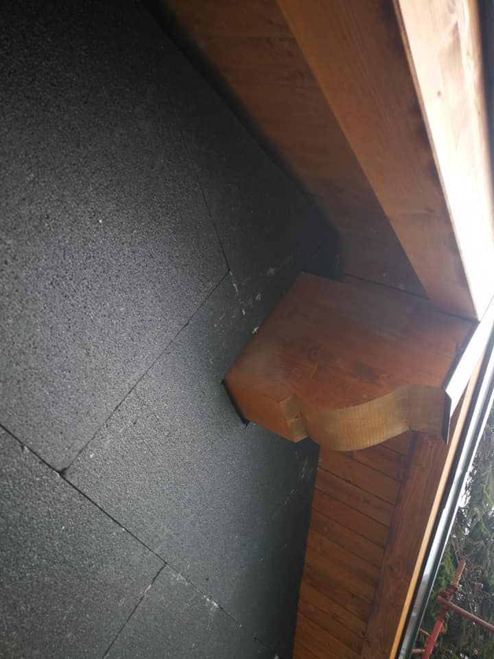 Sotto una finestra in una stanza c'è una mensola di legno.
