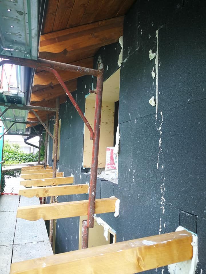 Una fila di impalcature di legno sul lato di un edificio