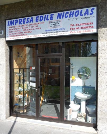 La facciata di un negozio con un'insegna che dice impresa edile nicholas