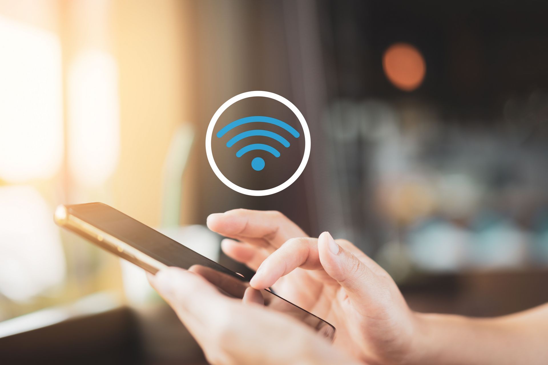 Des mains tenant un téléphone, avec un symbole Wi-Fi qui flotte au-dessus.