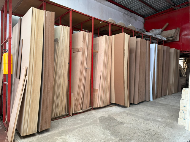 Bodega de madera con tableros y piezas listas para corte