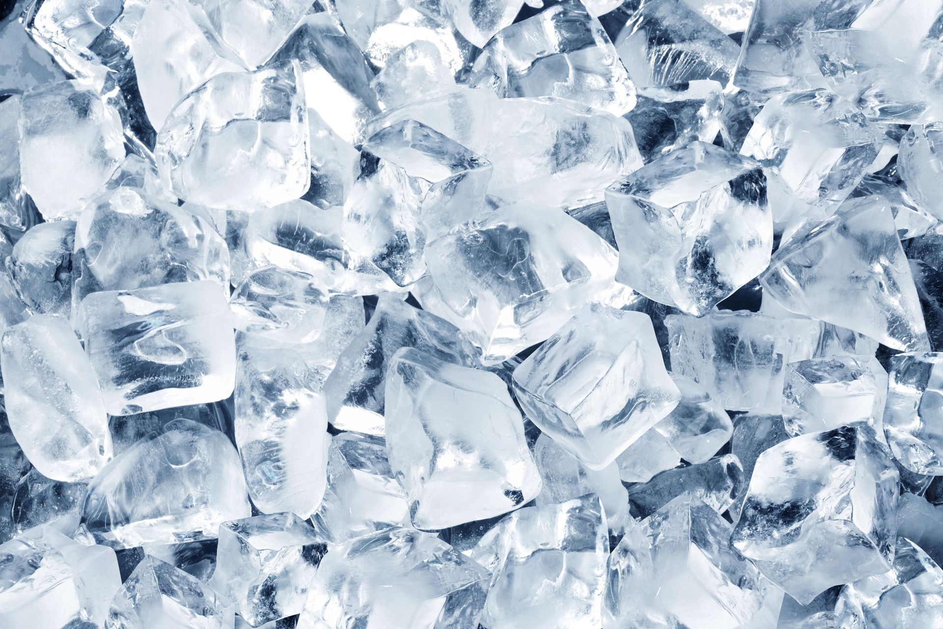 Una pila de cubitos de hielo colocados uno encima del otro sobre una mesa.