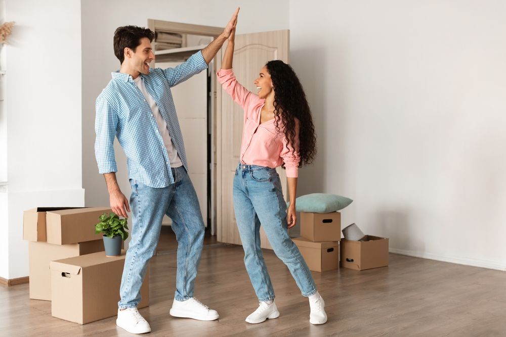 Young homeowners ©Prostock-studio