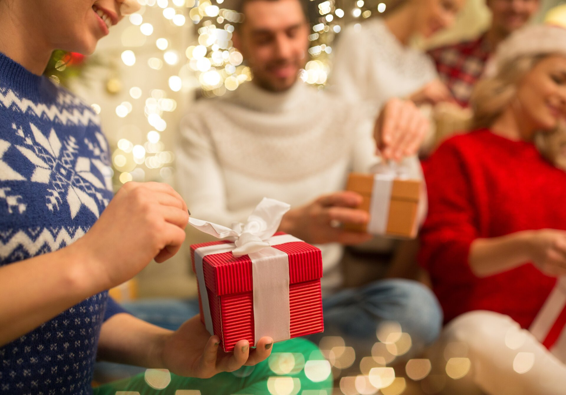 Friends unwrapping presents in a new home in Leeds near Birmingham, AL dolgachov © 123rf