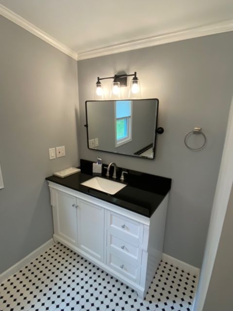A bathroom with a sink and a mirror