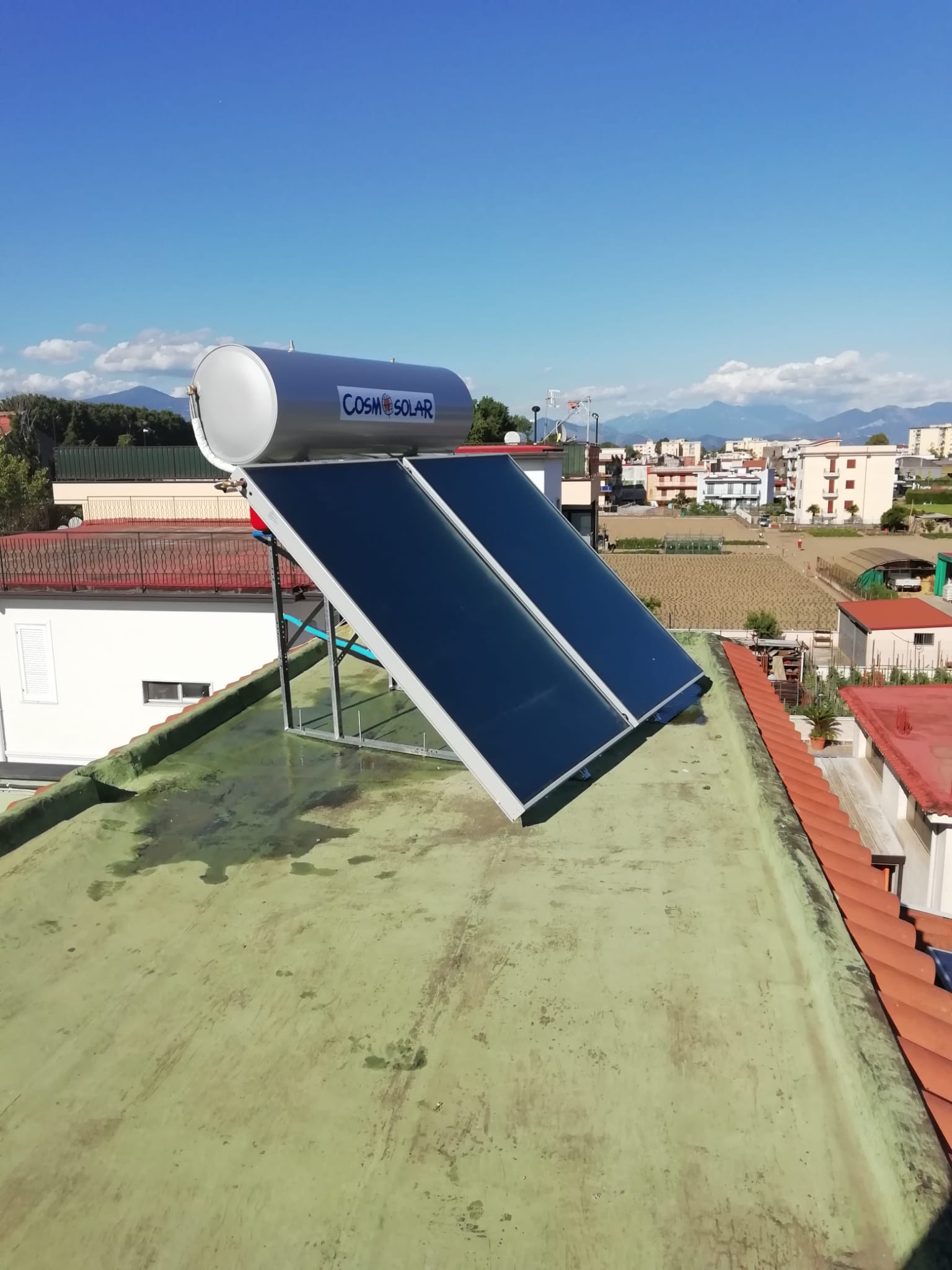 Un pannello solare è posizionato sul tetto di un edificio.