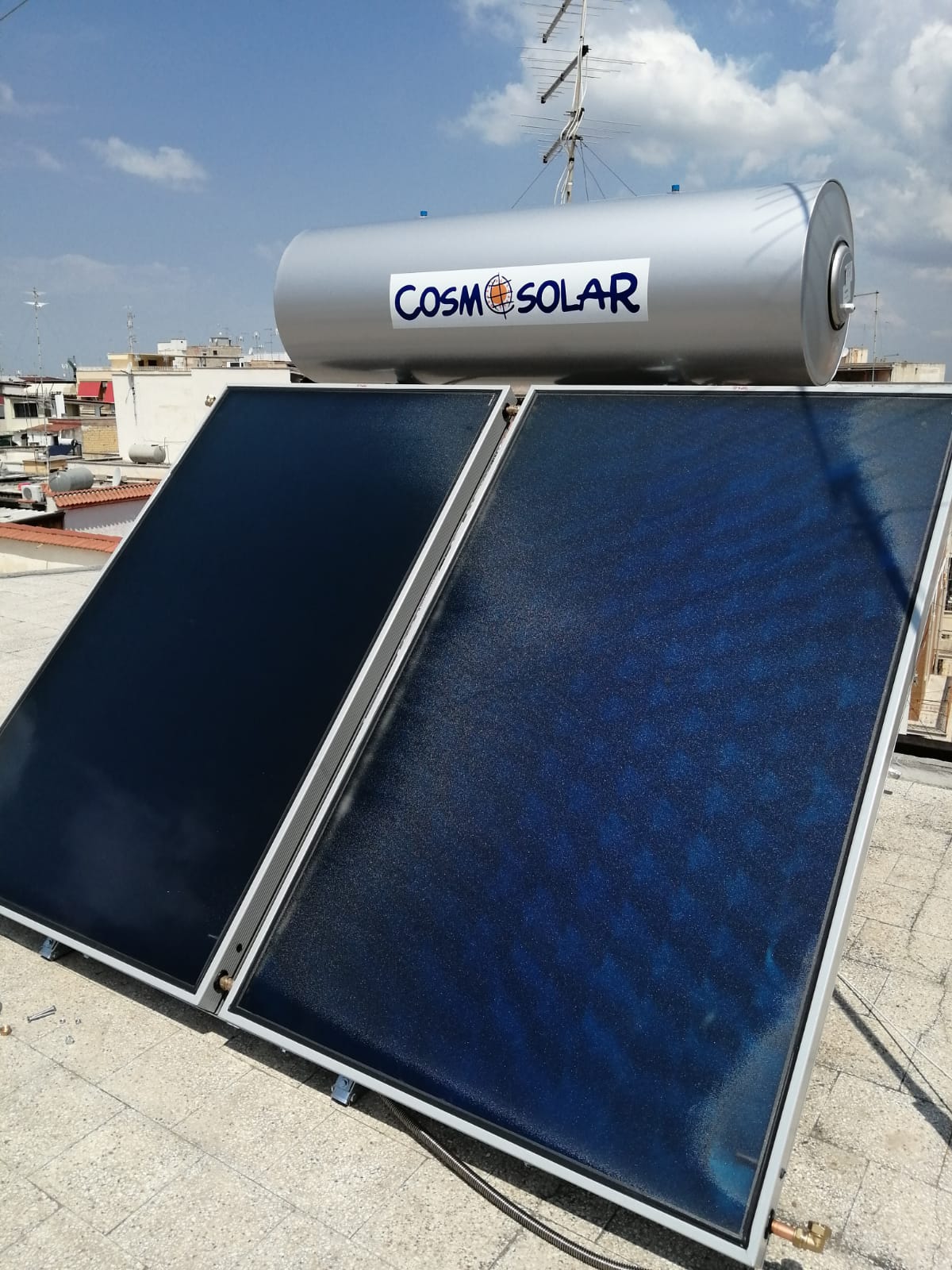 Uno scaldabagno solare è posizionato in cima a un tetto