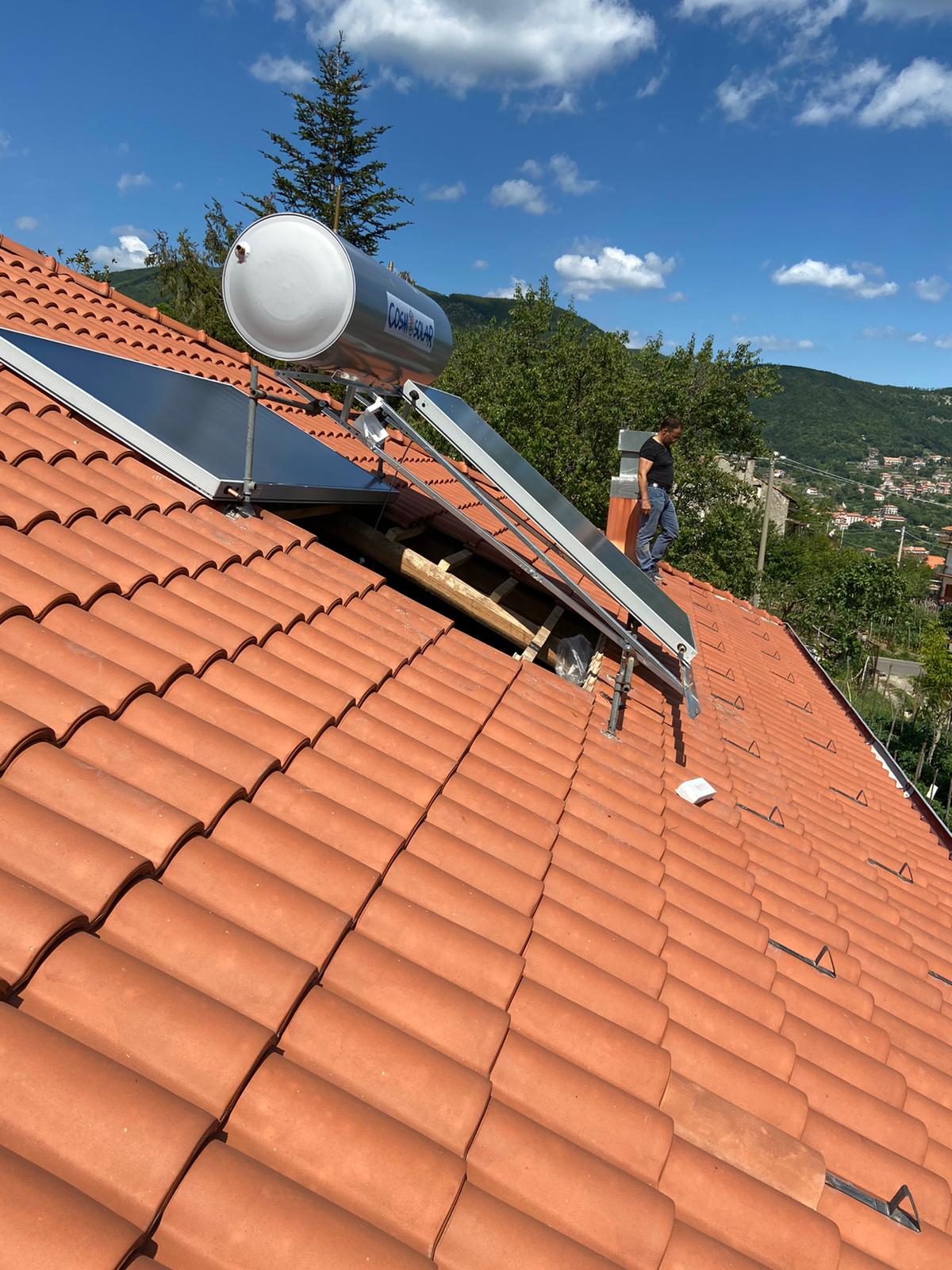 Un tetto con un pannello solare e una parabola satellitare.