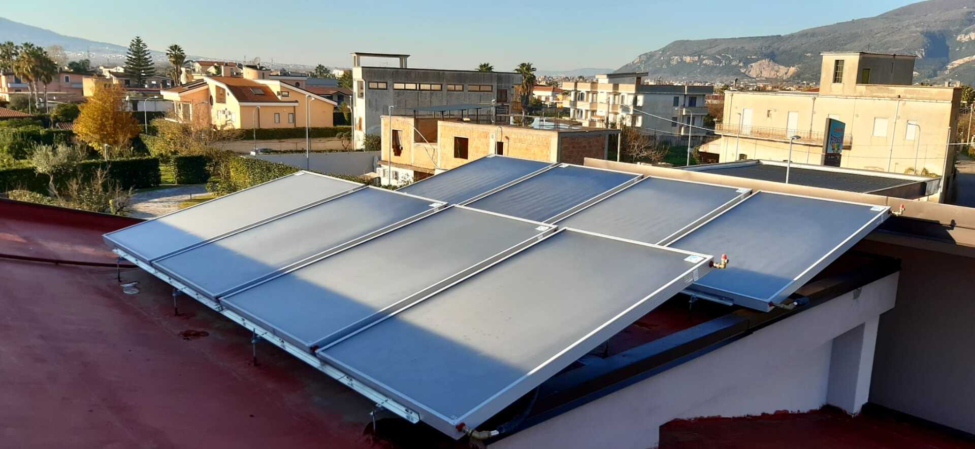 Un tetto con molti pannelli solari