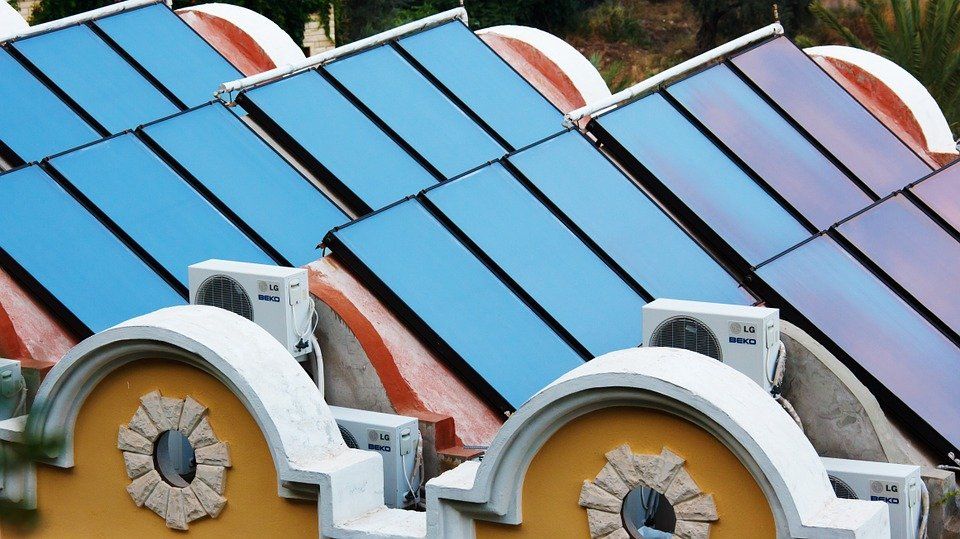 Una fila di pannelli solari in cima a un edificio