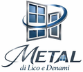 Logo Metal Lico e Denami con finestra blu stilizzata e testo in corsivo grigio