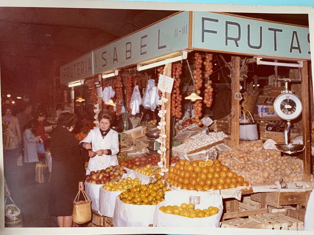 Un paseo por un mercado con frutas y verduras frescas