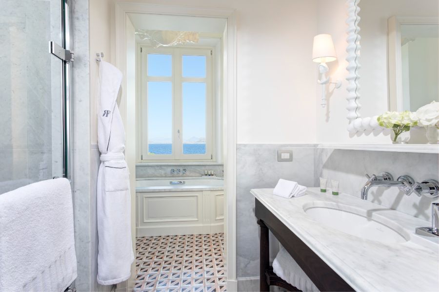 bagno con arredi in legno