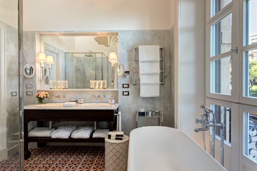 bagno d'albergo con boiserie in legno
