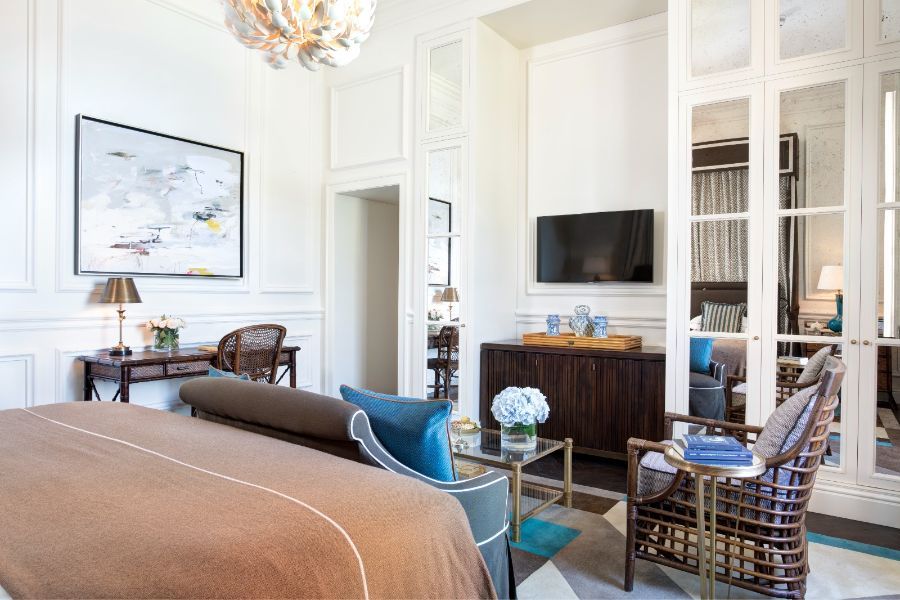 bagno d'albergo con boiserie in legno