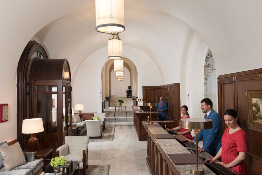 hall d'albergo con mobili pregiati in legno