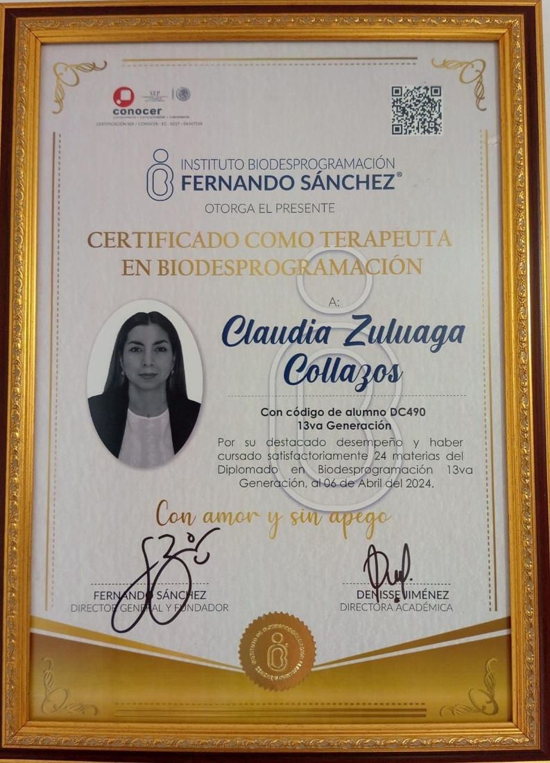 Certificado enmarcado con borde dorado para Fernando Sánchez, con el retrato de Claudia Zuluaga Collazo y firmas