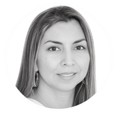 Retrato de una mujer sonriente, de pelo largo, en una foto de perfil circular en blanco y negro