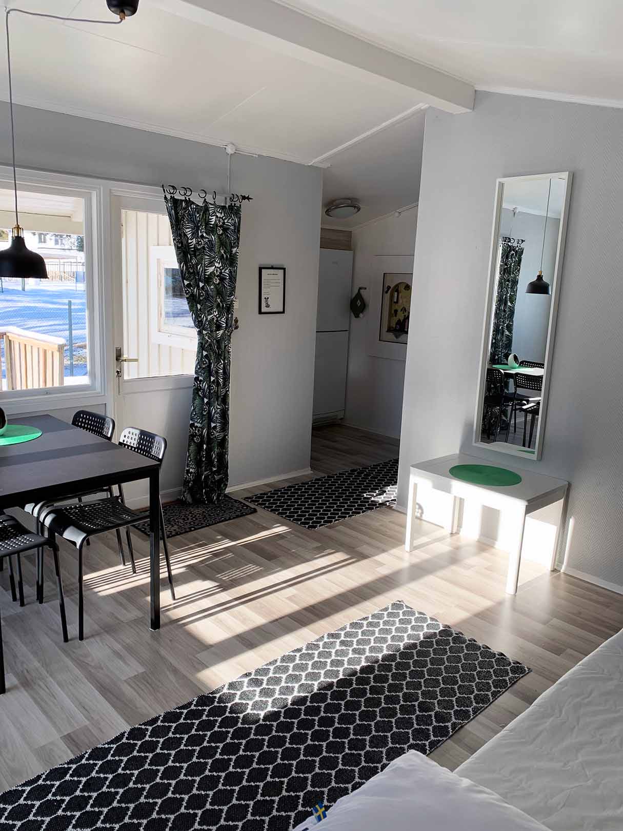 Stugorna är ljusa med fint läge