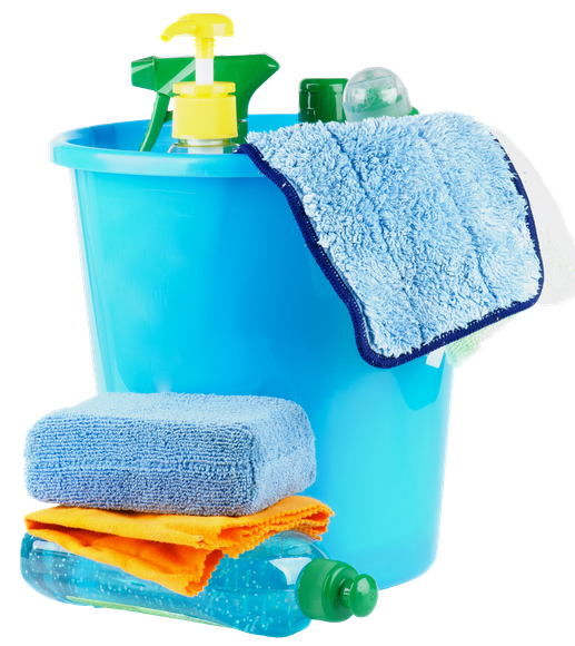 Secchio blu per le pulizie con spugne, flacone spray, spazzola e panni piegati su sfondo bianco.