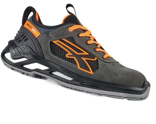 Scarpa da ginnastica nera e arancione con allacciatura e suola testurizzata su sfondo bianco.