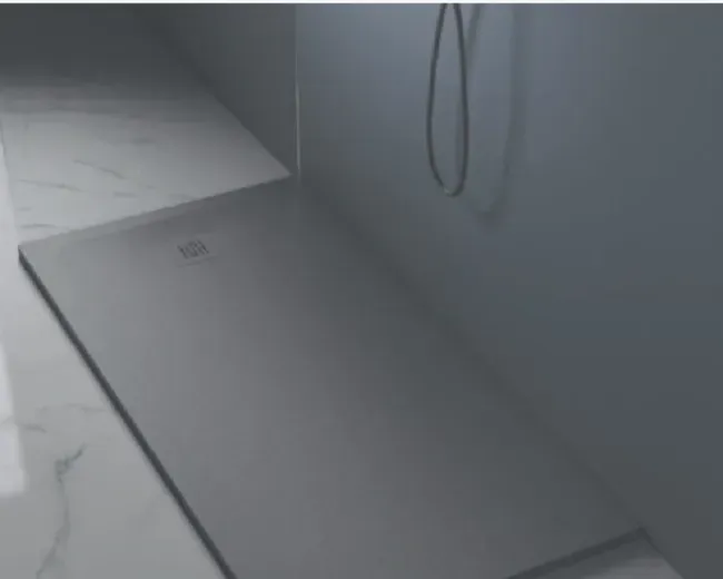 Piatto doccia rettangolare grigio in un bagno con soffione.