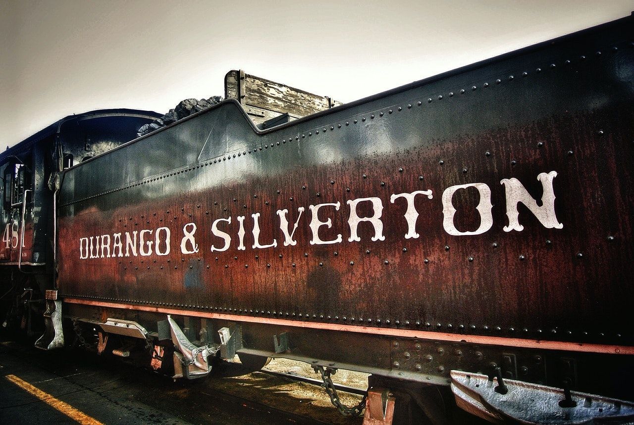The side of a train that says silverton on it