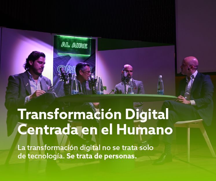 Panel de expertos en escenario iluminado en verde y morado; texto: “Transformación Digital Centrada en el Humano”.