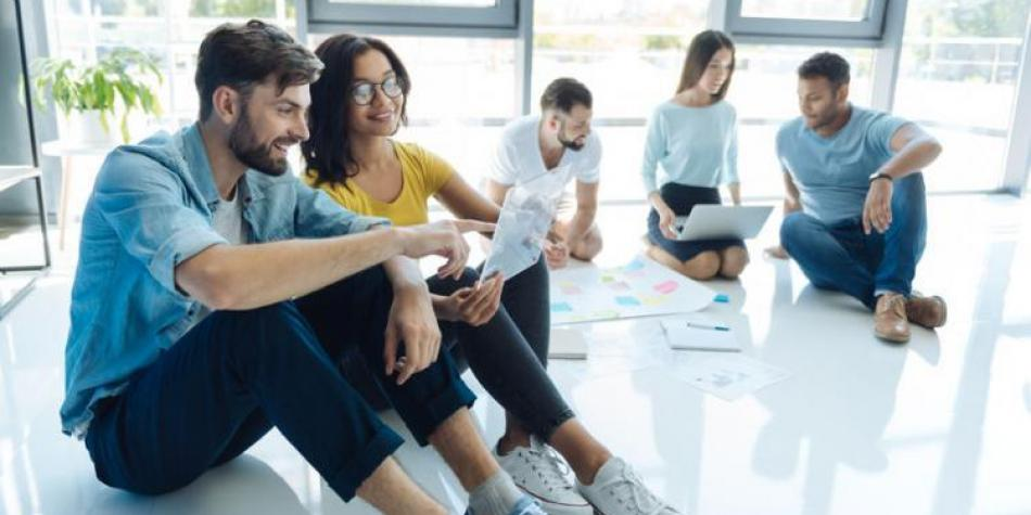 Un grupo de personas está sentada | Plurum | Transformación cultural y creación de entornos de bienestar