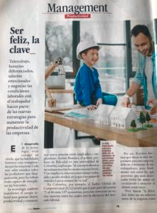 Un hombre y un niño están sentados | Plurum | Transformación cultural y creación de entornos de bienestar