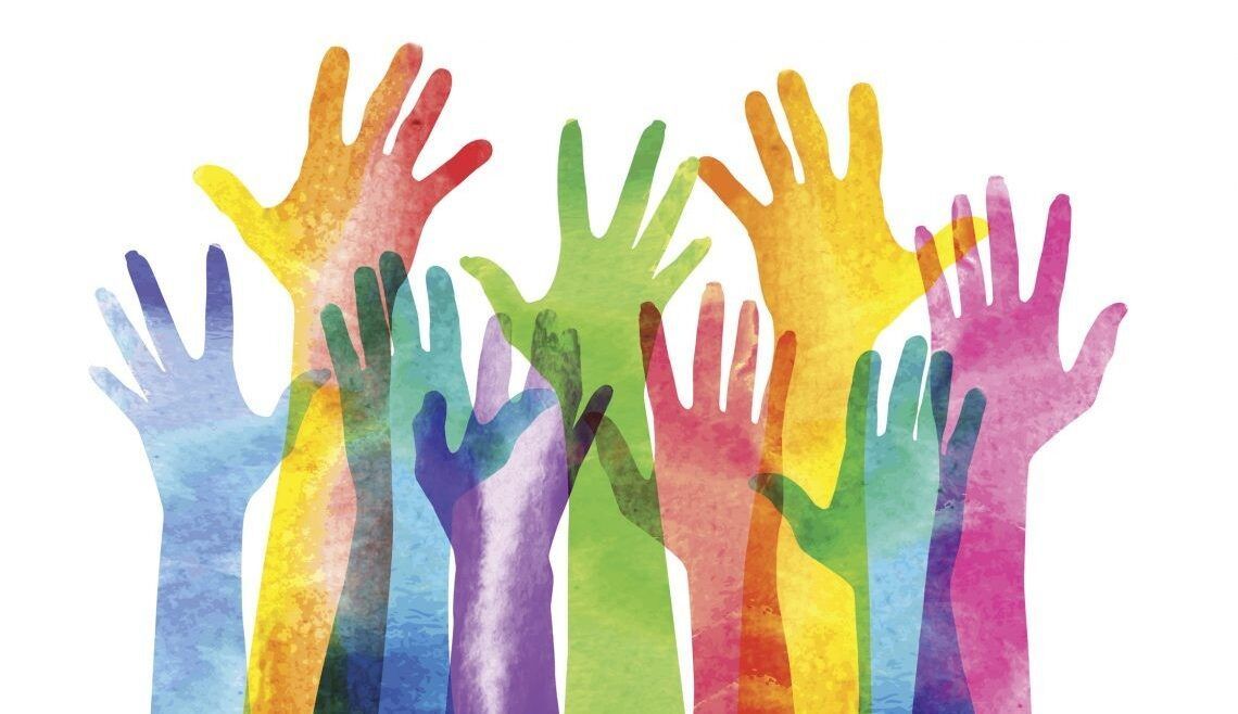 Un grupo de manos coloridas se levantan en el aire. | Plurum | Transformación cultural y creación de entornos de bienestar