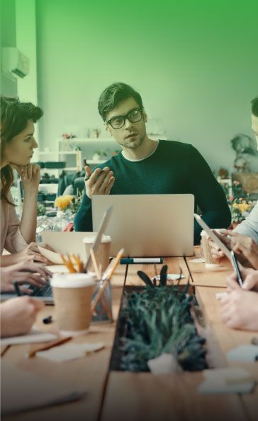 Un grupo de personas está sentado alrededor de una mesa. Plurum | Transformación cultural y creación de entornos de bienestar