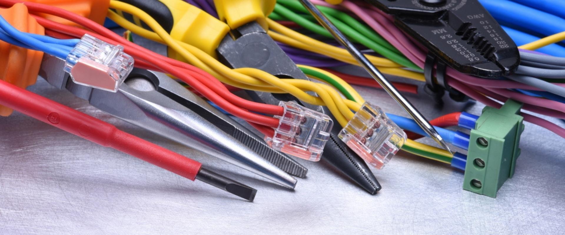 Ein Haufen Elektrokabel und Werkzeuge auf einem Tisch.