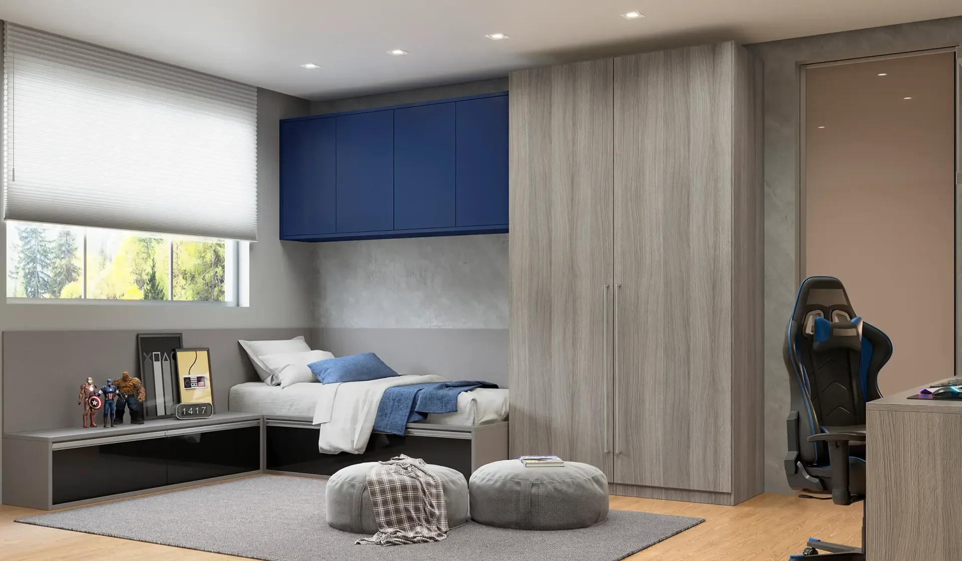 Dormitorio moderno con armarios azules y de madera, alfombra gris, ventana, cama y una persona sosteniendo una cámara junto al escritorio.