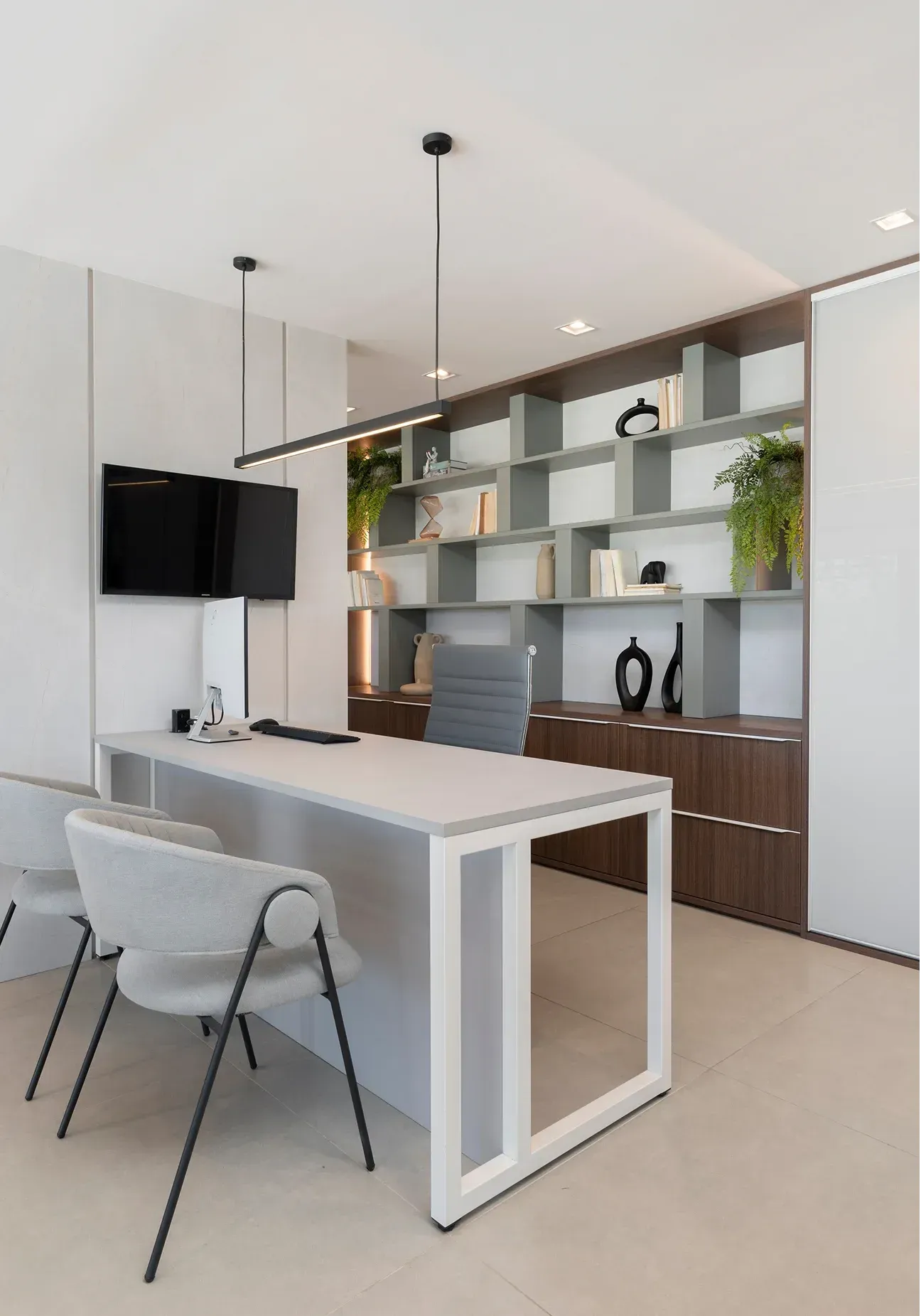 Cocina moderna con isla blanca, armarios de madera, estantes abiertos y dos sillas grises.