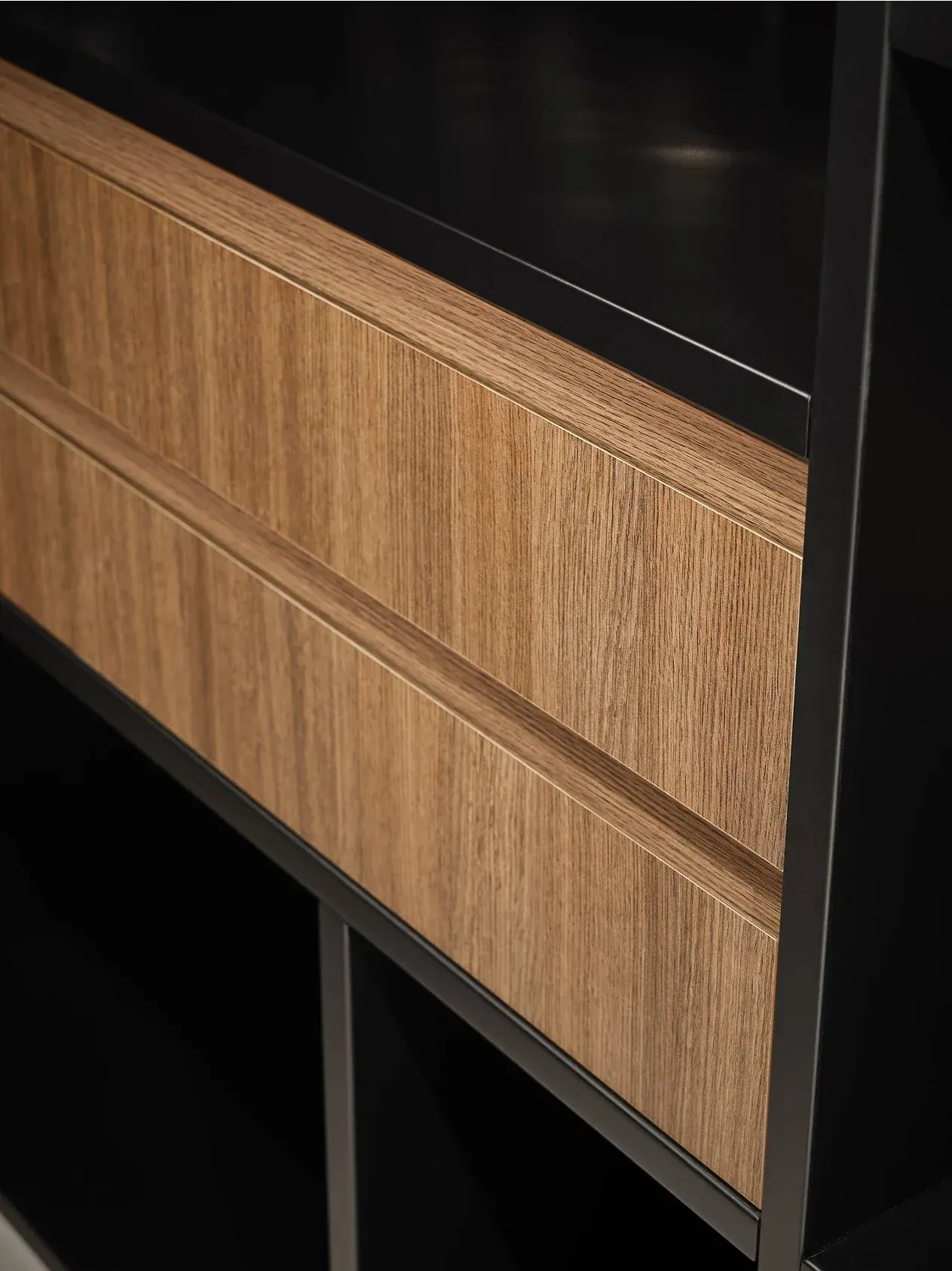 Armario con paneles de madera, marco negro y cajones en un interior moderno.