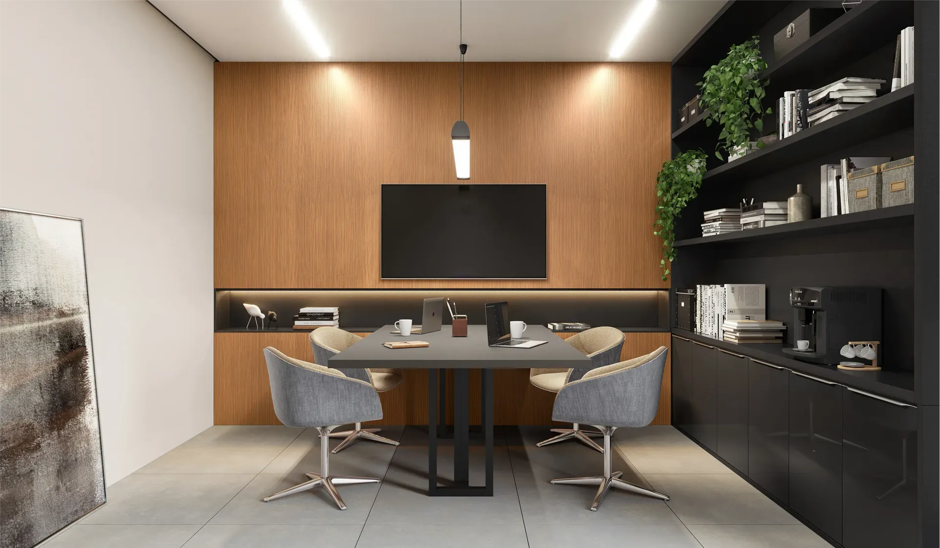 Moderna sala de conferencias con pared revestida de madera, pantalla grande, mesa redonda y estanterías negras con plantas.
