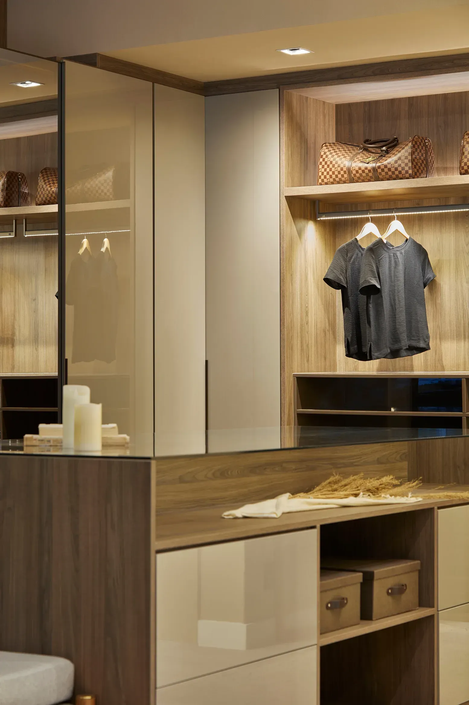 Vestier moderno con estantes de madera, perchero para camisas, cajones y paneles beige.