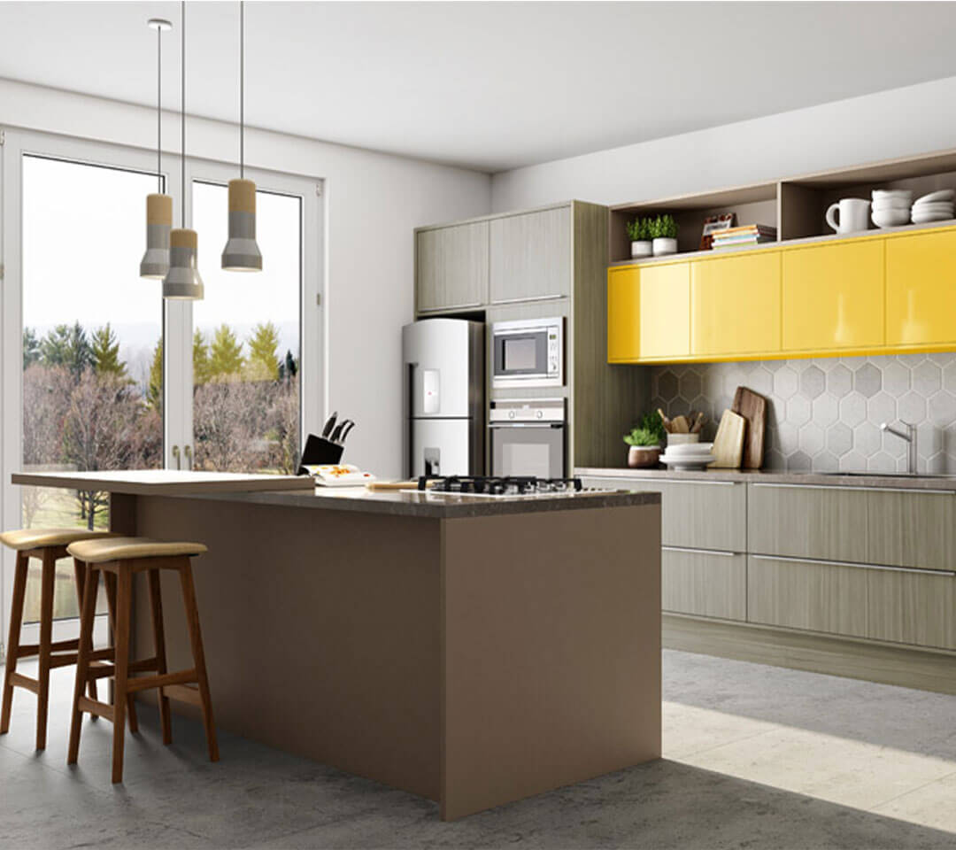 Una cocina con gabinetes amarillos y una isla grande.