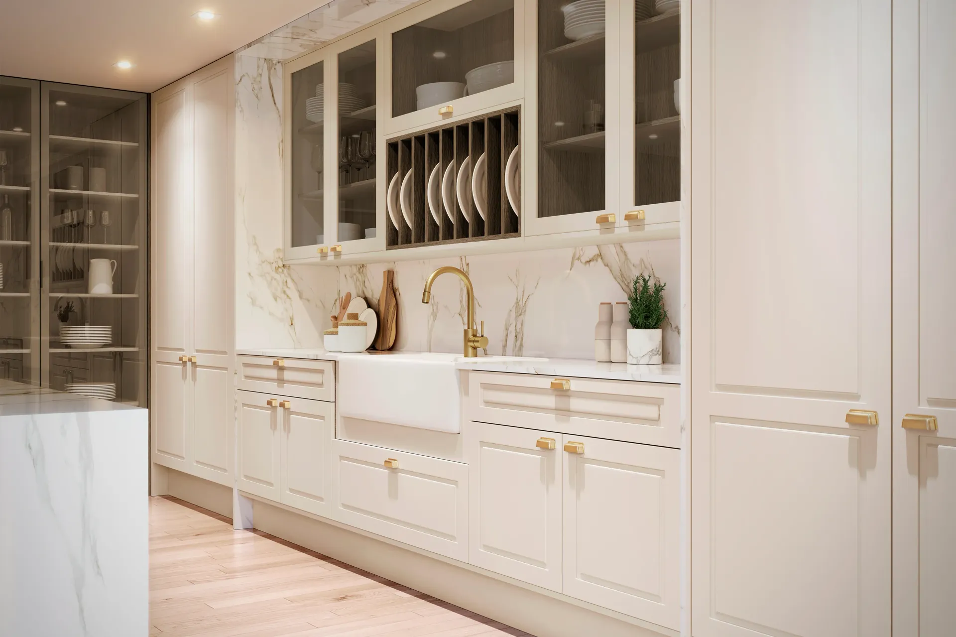 Elegante cocina blanca con herrajes dorados, armarios con puertas de cristal, fregadero e iluminación empotrada cálida.