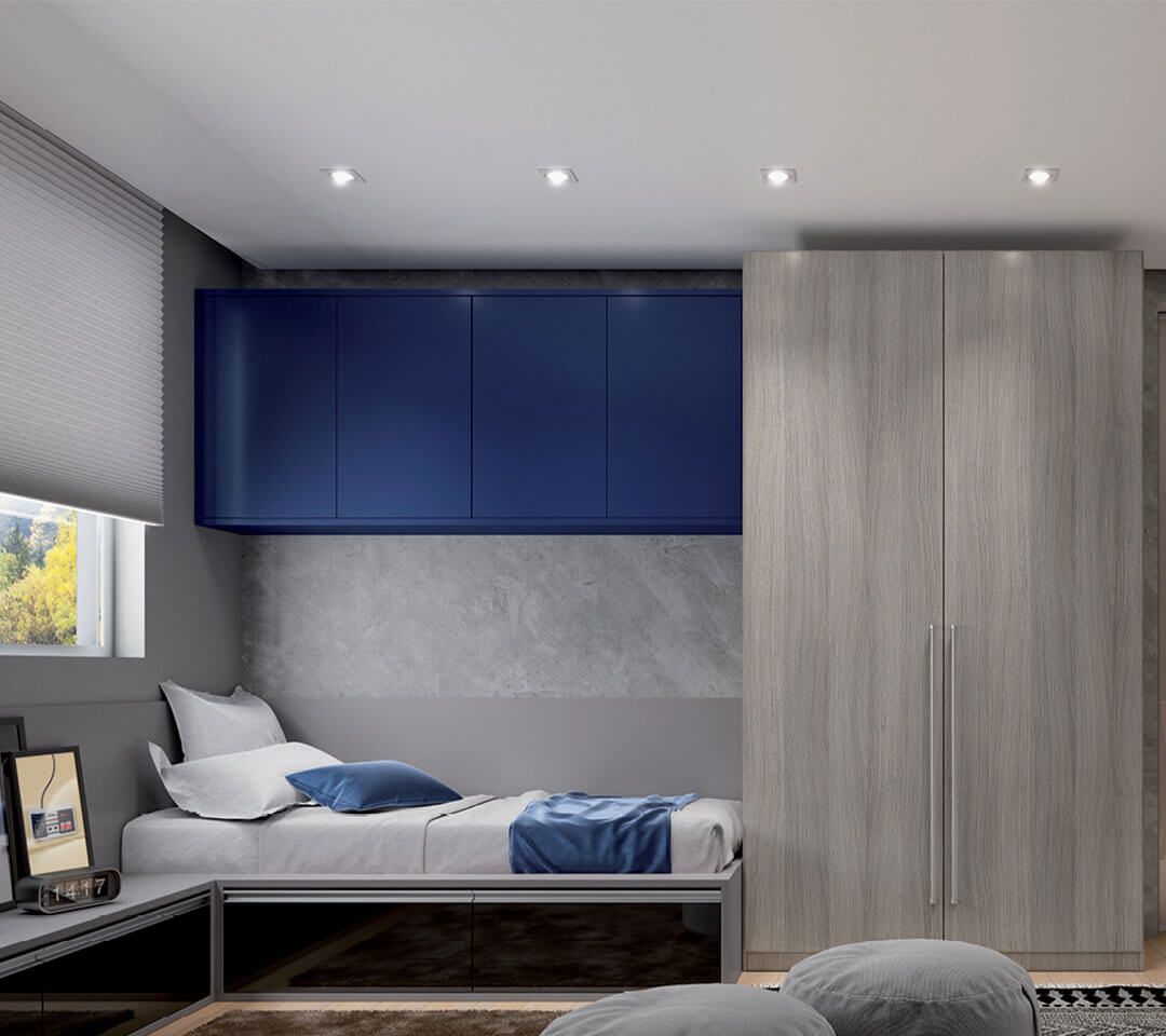 Un dormitorio con una cama, un armario y una ventana.