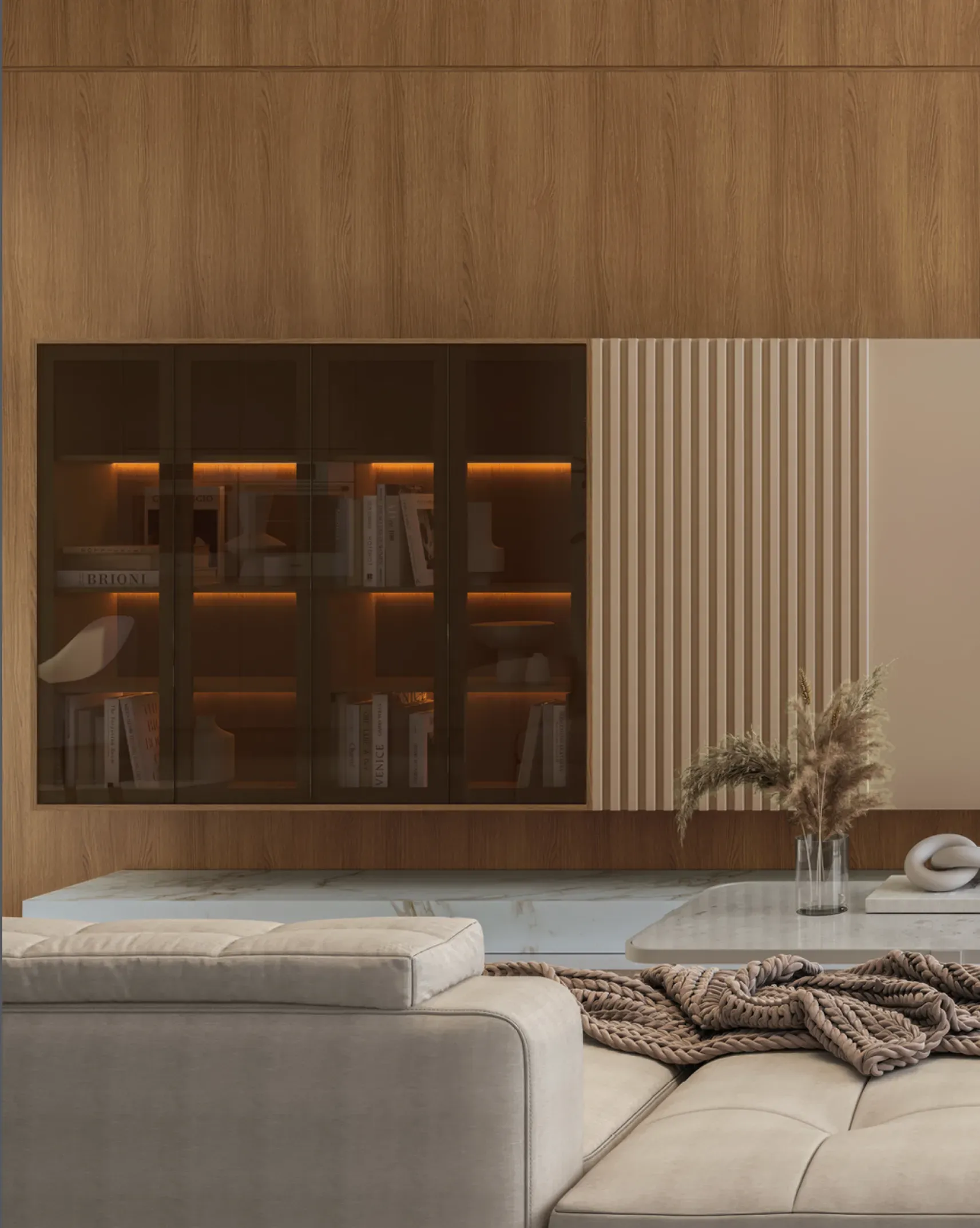 Sala de estar moderna con sofá beige, pared de madera, vitrina y panel decorativo a rayas.
